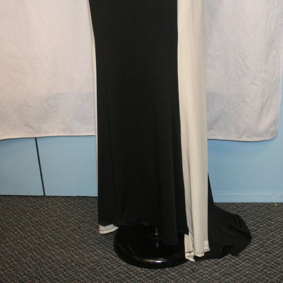 Long Stretch Gown with train - Picture 4 of 6